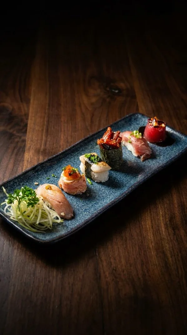 Sushi Signature Collection — sequência de sushis autorais sobre prato de pedra